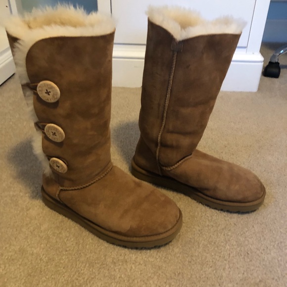 Chestnut Brown Size 7 Bailey Button UGGs - Picture 7 of 9